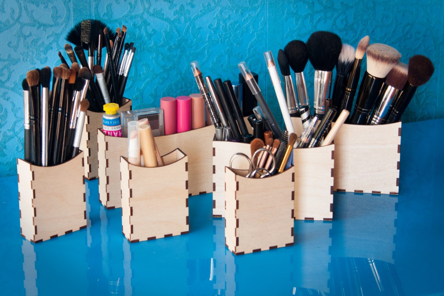 Makeup holder box product and brush storage by XyKit
