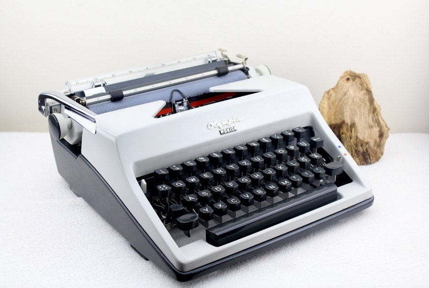 Vintage Schreibmaschine Olympia Monica Made in Germany 60s