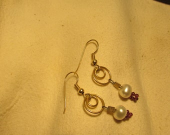 Petite pearls. Dangles.