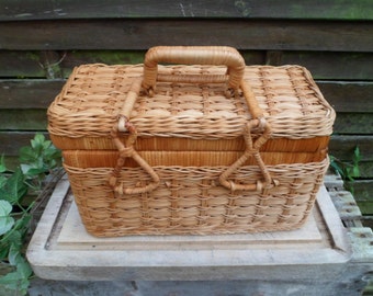 Basket woven Wicker with cover and handle, vintage knit sewing or pique nique