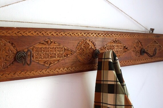 Hand geschnitzt holz garderobe 5 von archasalvagestudio auf etsy