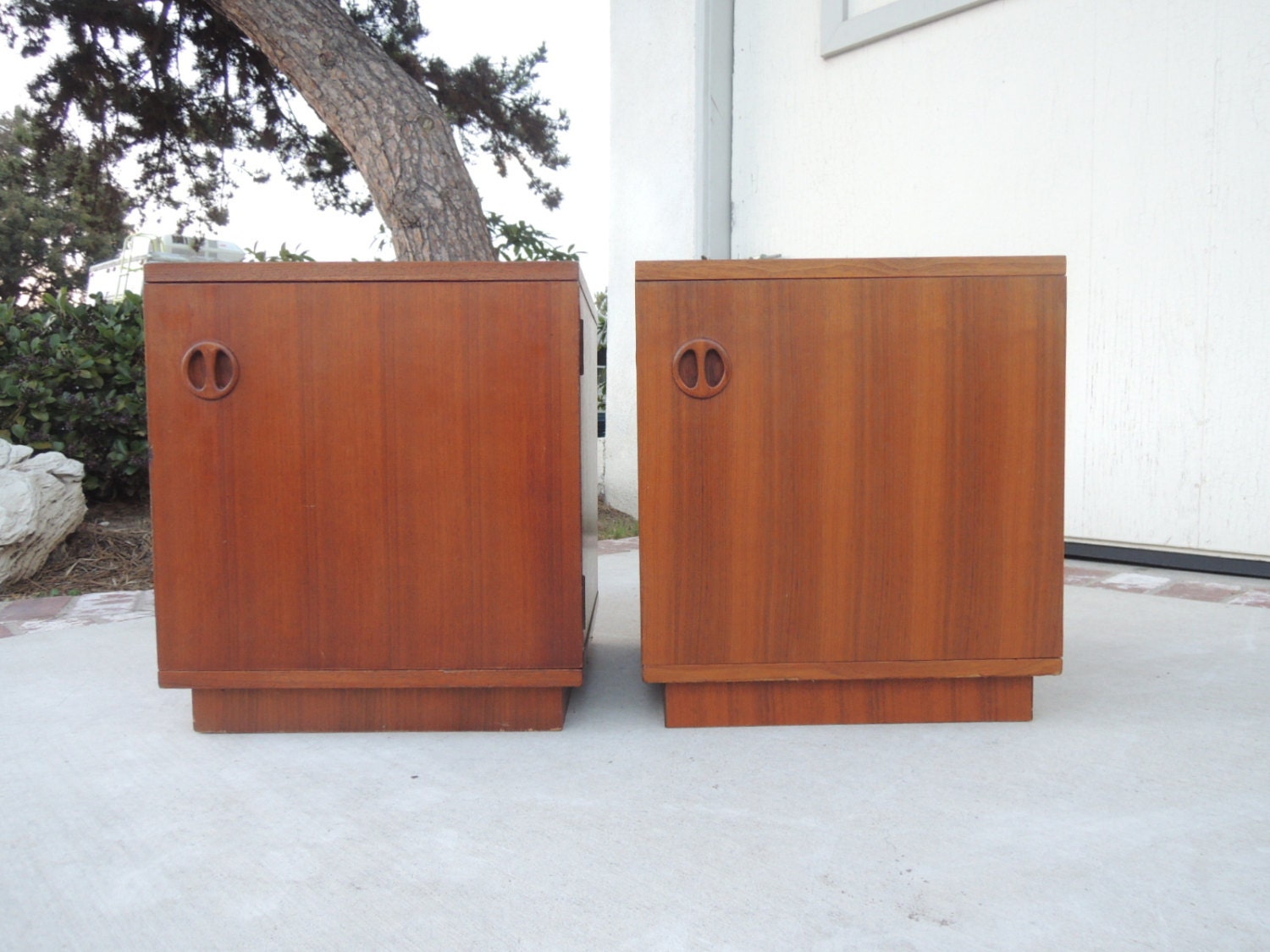 MID CENTURY MODERN Pair of Wood Cube Nightstands (Los Angeles) Haute