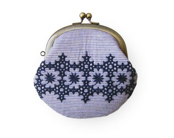Metal frame coin purse // Embroidered blue Line
