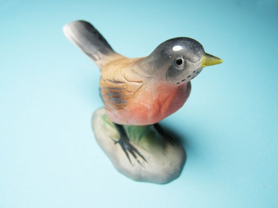 red robin bird figurine