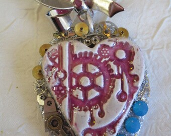 Broche métal argenté et céramique "Un coeur steampunk"