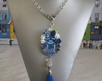 Ravissant collier avec pendentif en bois et céramique "Une jolie Kokeshi"