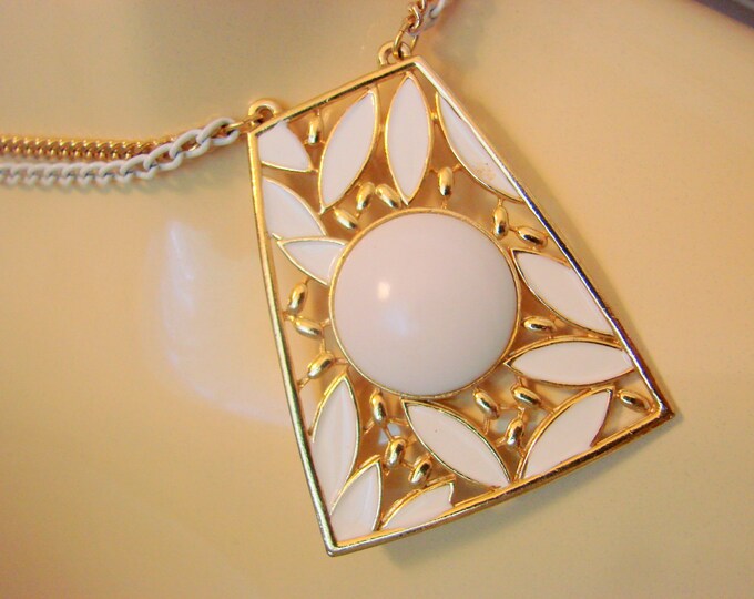 80s Modernist White Enamel Goldtone Lucite Pendant Necklace / Statement / Vintage Jewelry / Jewellery