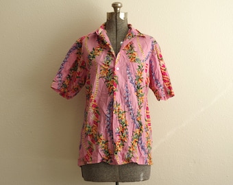 1960s Malihini Hawaii Pink Tropical Floral and Lei Print Button Down Shirt | Size Medium