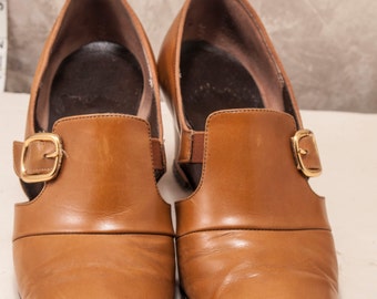 1960s womens cognac leather pumps w/ gold buckle. Clean, stylish 3