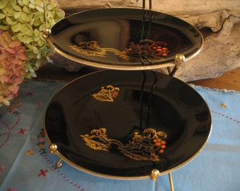 Cake display. Mandalay Paussy England. Black cake plate