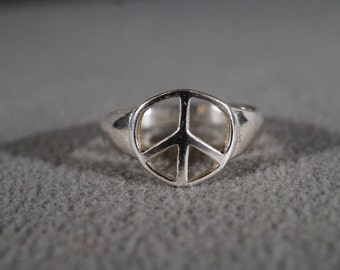 Vintage Sterling Silver Classic Peace Sign Design Bold Band Ring, Size 9 Unisex