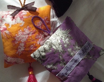French provence extra blue lavender sachet made with Güttermann german toile de jouy with french trims.