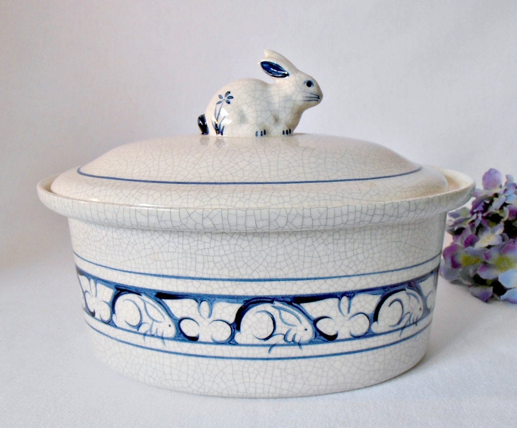 Dedham Pottery Rabbit Oval Covered Casserole Dish Crackle