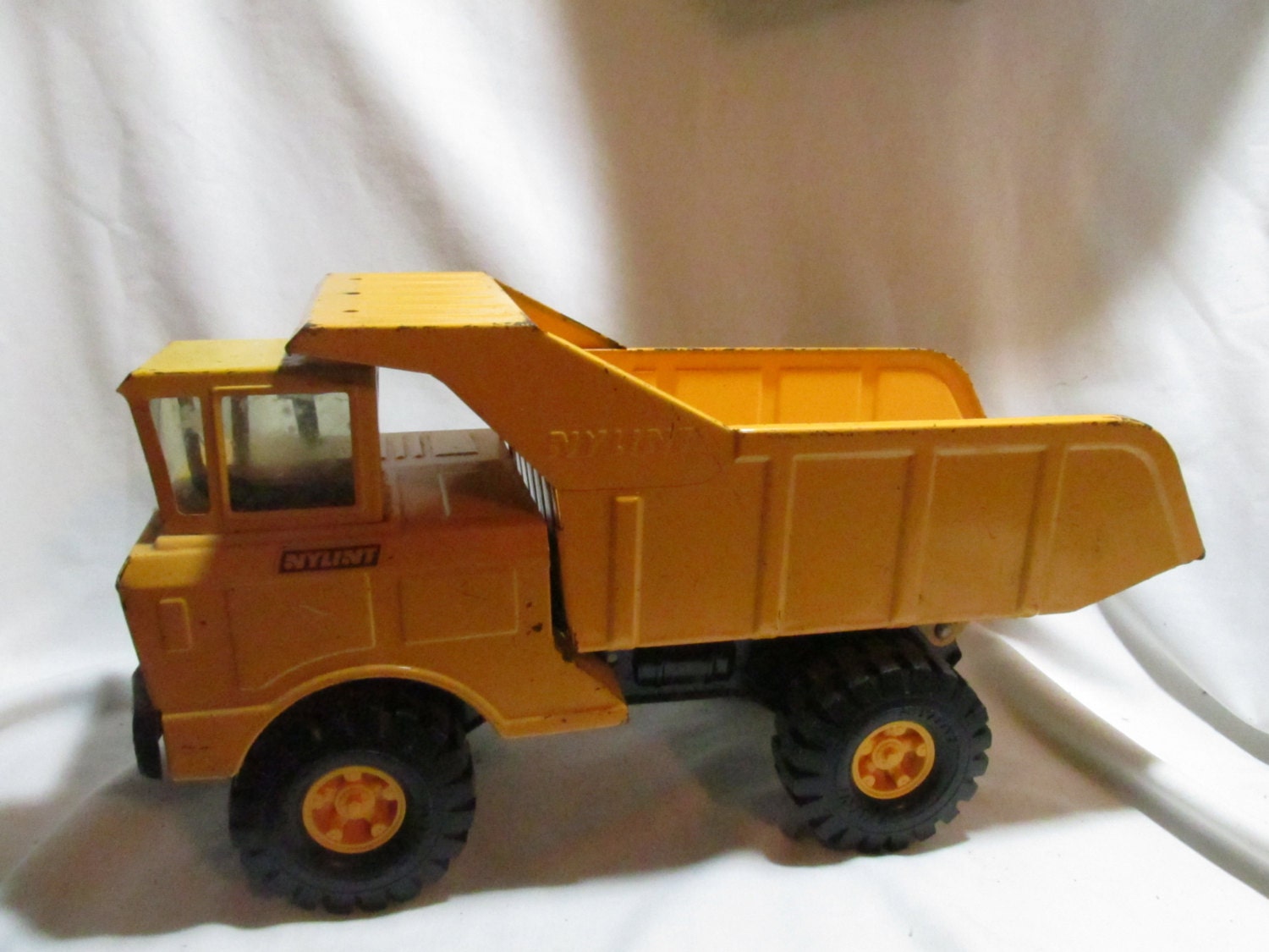 Nylint contruction dump truck metal yellow Vintage 1970s