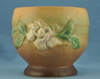 Roseville Gardenia Footed Planter - # 657-3.5 in Tan, c. 1950