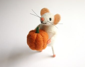 Halloween decoration, Pumpkin Halloween decor, Needle Felted Mouse, Halloween gift mouse, Cute felt mice figurine