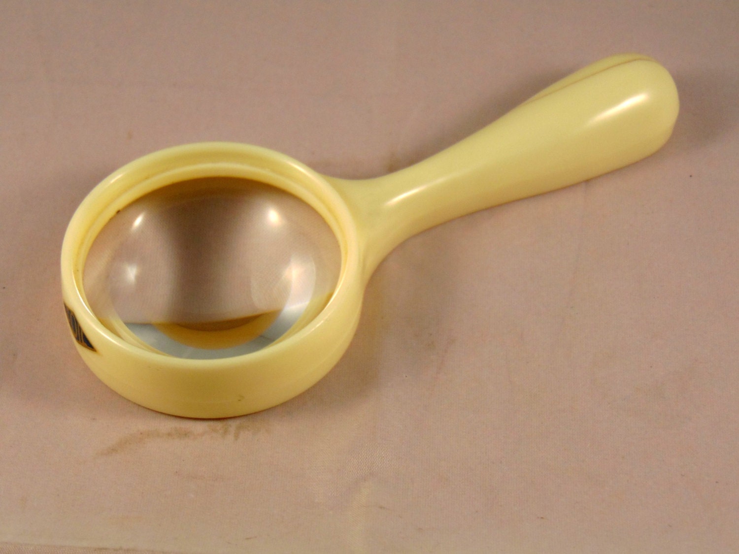 Retro 1950s Cream Plastic Magnifying Glass by Coil from WillandRetro on