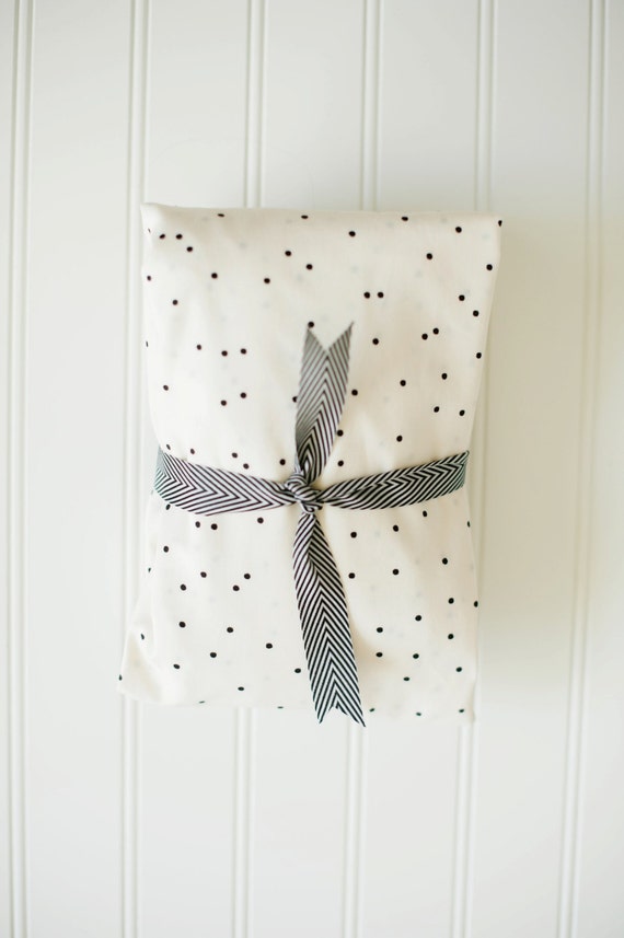 Fitted Crib Sheet Offwhite with scattered black dots