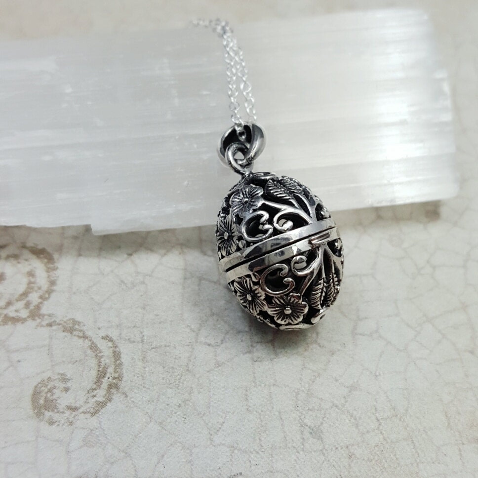 Sterling silver keepsake locket. filigree stash necklace.