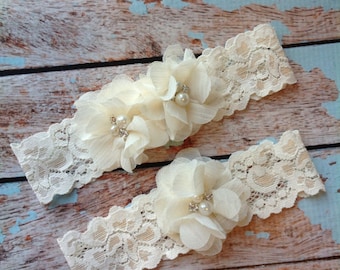 Ivory Wedding Garter / lace garter / toss garter included / wedding garter / vintage inspired lace garter/ Ivory FLowers
