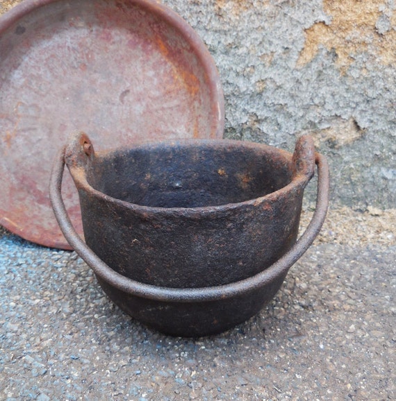Antique cast iron melting Pot Kettle w/ Handle by SalvageRelics