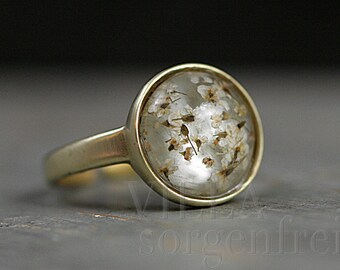Brass gold ring with tiny dried flowers in eco-friendly resin. Gold grey. Adjustable. Stackable. Gift for her.