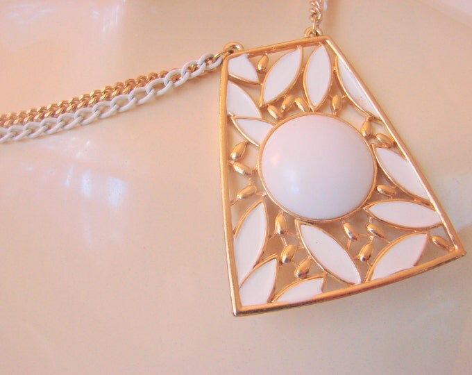 80s Modernist White Enamel Goldtone Lucite Pendant Necklace / Statement / Vintage Jewelry / Jewellery