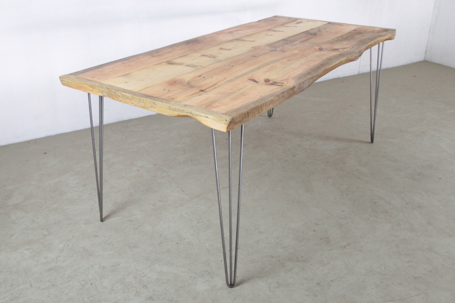 Esstisch aus geborgenem Holz Hairpin Tischbeine Rustikale
