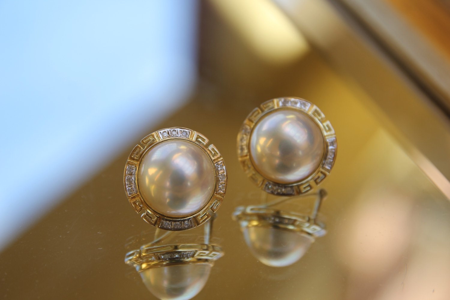 Vintage Ladies 14K Yellow Gold Mabe Pearl & Diamond Earrings