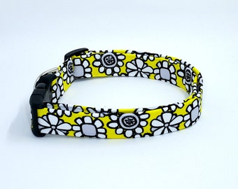 What's The Buzz Black and White Daisies on Bright Yellow Floral Flowers Dog Collar