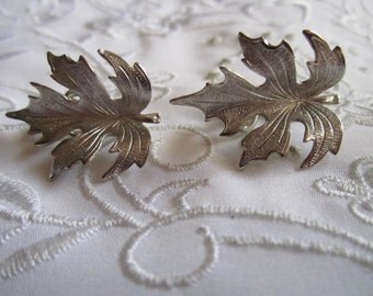 Vintage Lisner Silver Tone Detailed Leaf Clip On Earrings