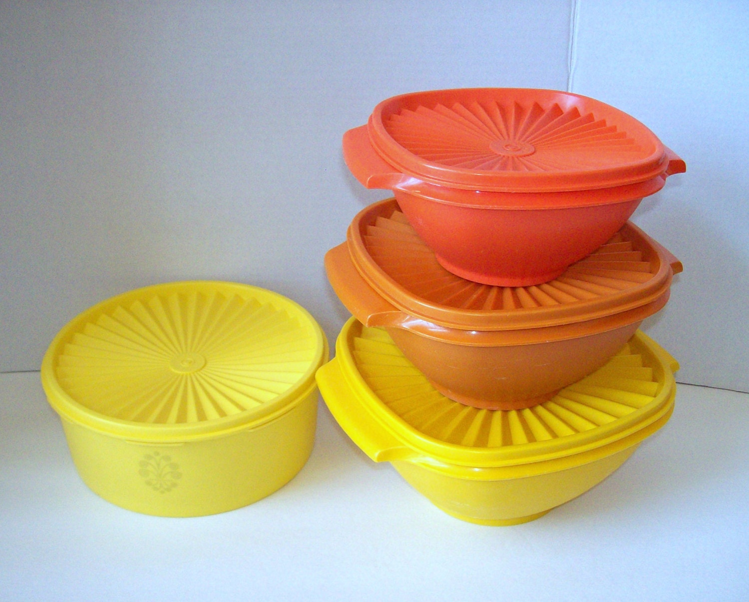 Vintage tupperware mixing bowls with lids and tupperware round