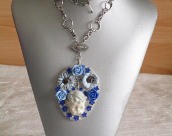 Ravissant collier avec pendentif en céramique "Un charmant visage d'enfant"