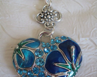 Broche métal argenté "charmant petit coeur e métal laqué et strass bleus"