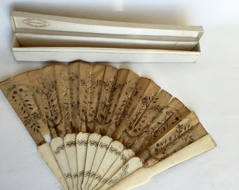 Antique French Victorian Fan with his box To be restored.
