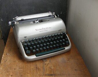 superb Remington letter riter manual typewriter with case,Green keys , silver body 1950s, Free UK postage