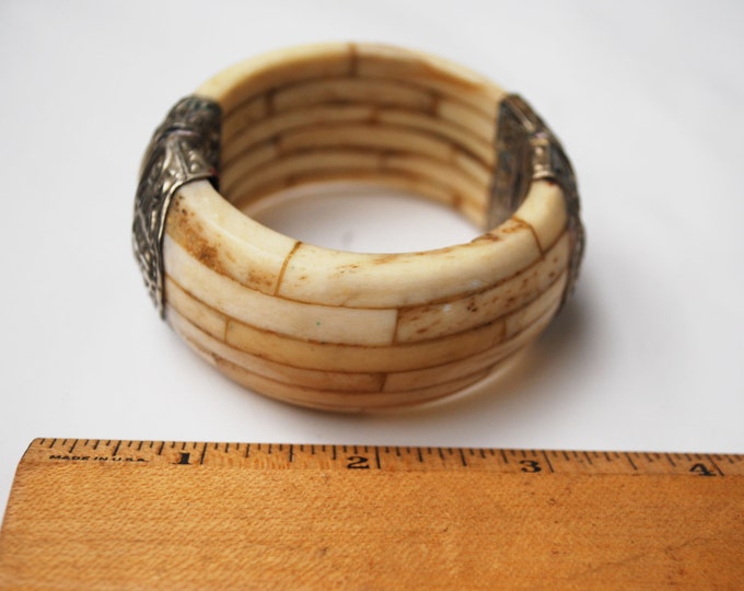 Boho Chunky Bone bracelet - Creamy white brown bone with silver metal - Hinged bangle - India _clamper