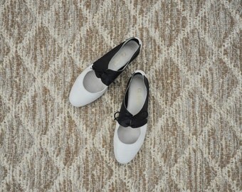 80s cutout leather oxfords / navy and white spectator shoes / two tone lace up flats 7
