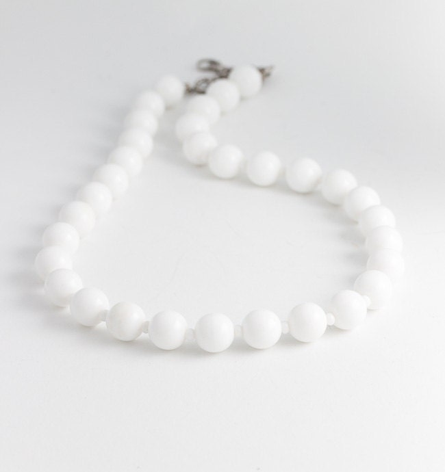 Beautiful vintage white milk glass beaded necklace – c. 1950s 1960s