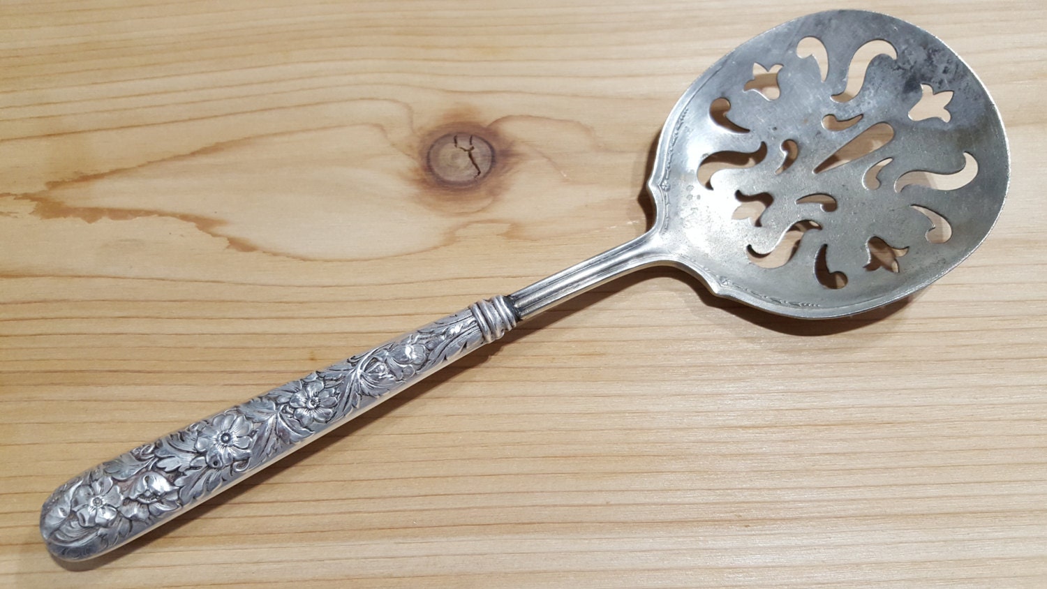 Antique Sterling Silver FLOWERS EMBOSSED Pierced Tomato Server/Slotted Spoon 9″ Haute Juice