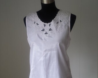Vintage Embroidery Thai Silk Top in White || Vintage Size Large