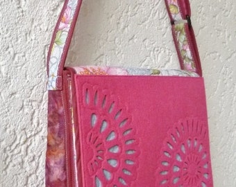 Quilted shoulder bag, fabric and felt, with flowers. Sole and exclusive