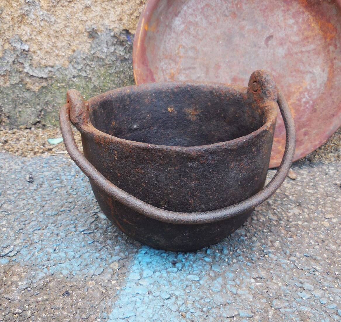 Antique cast iron melting Pot Kettle w/ Handle by SalvageRelics