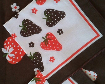 2017 SALE! PARTY Table Cloth, Vintage Table Linens, STRAWBERRY Field, Vintage 1970s, Made in Italy, Funky and colorful printed.