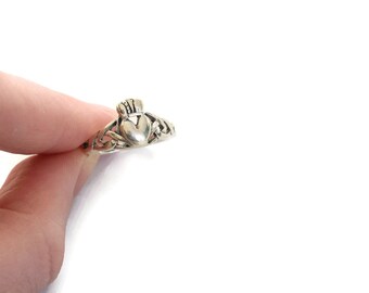 Vintage Sterling Silver Claddagh Ring