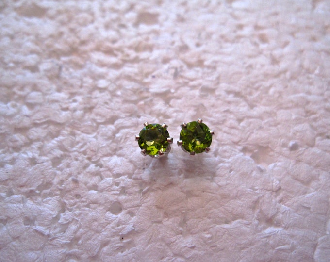 Peridot Stud Earrings, 6mm Round, Natural, Set in Sterling Silver E847