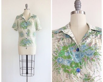 70s Cotton Floral Print Blouse / 1970s Vintage Short Sleeve Graphic Button Up Top / Medium / Size 8