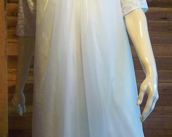 Vintage Lingerie 1960s VANITY FAIR White Chiffon Size XS Nightgown and Robe Set