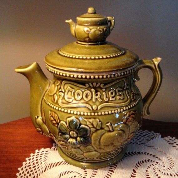 Vintage teapot cookie jar made in Japan