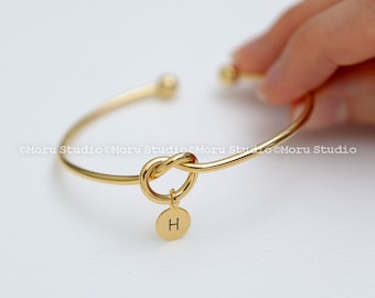 Love Knot Bangle Bracelet with Initial Disc/ Personalized Heart Knot, Bridesmaid Gift, BFF Bracelet Stacking Bangle Mom Daughter Wedding 082